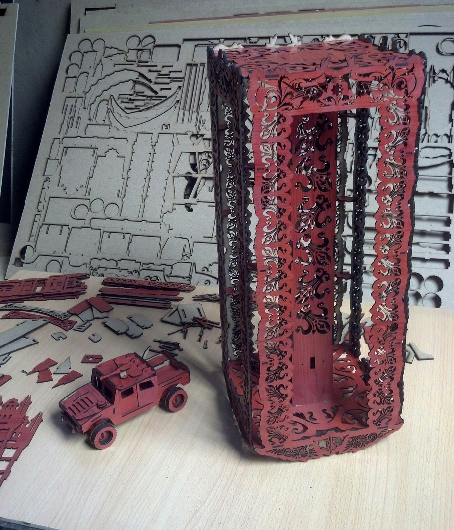 Luminária Intrincada em Madeira khanguru