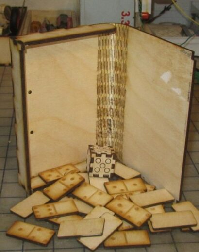 Dominós e caixa cortados a laser - vetor grátis