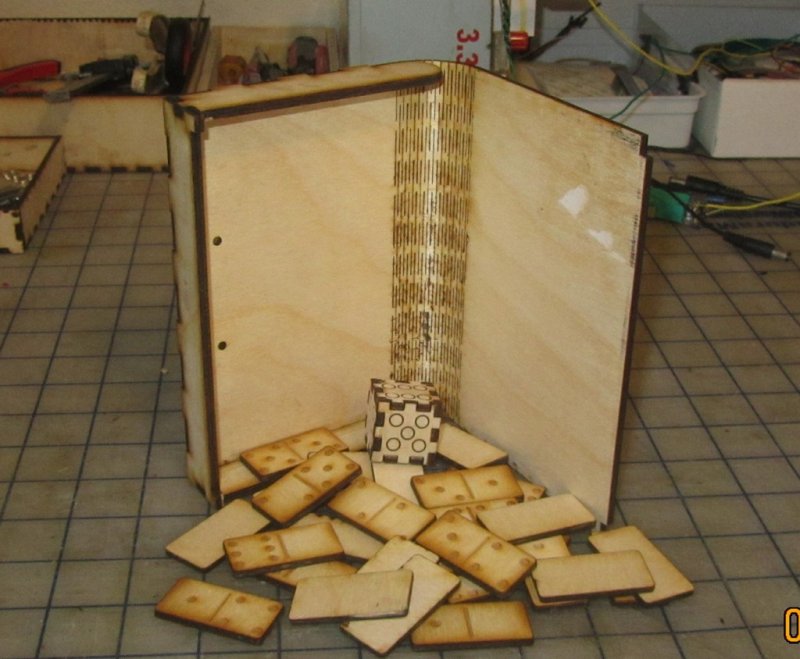 Dominós e caixa cortados a laser - vetor grátis