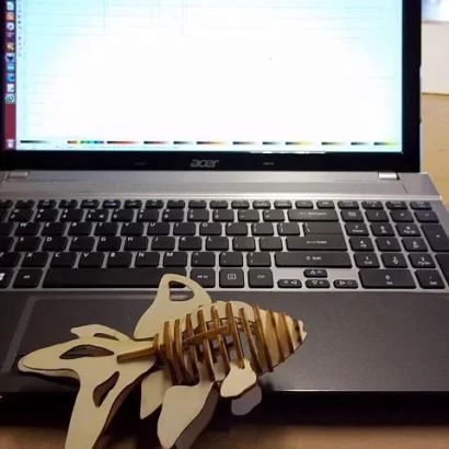 Versão cortada a laser do Peixinho Dourado Vetor para Corte a Laser MDF baixe grátis